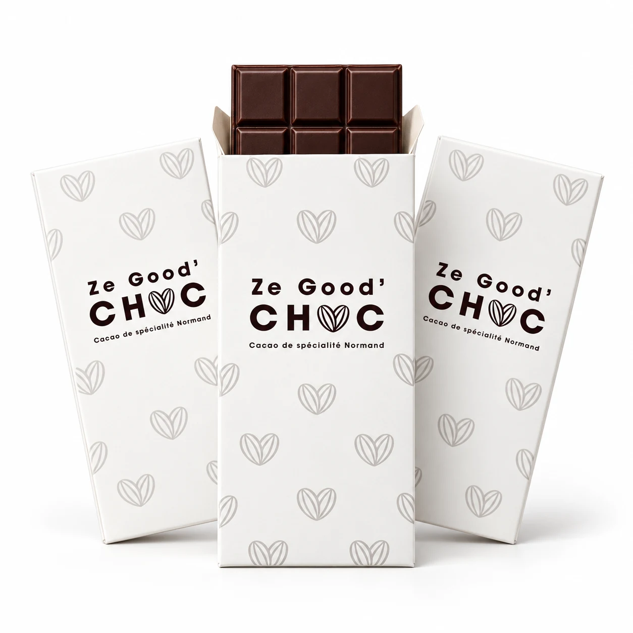 Les étuis blancs Ze Good’Choc, leur motif de fèves et une tablette de chocolat